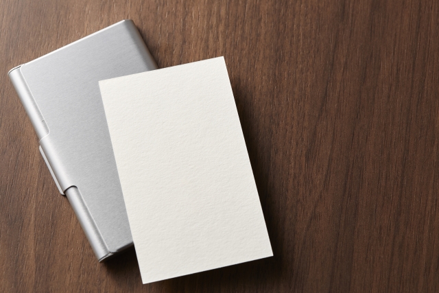 ― 小さな一枚で、大きな信頼をつくる ―
創業間もないスタートアップにとって、名刺は単なる連絡先ではありません。
それは「会社の未来」を語る、最初のブランディングツールです。
特にスタートアップ支援が活発な 福岡市 のような都市では、交流会・商談・ピッチイベントなど、名刺交換の機会が非常に多くなります。
この記事では、スタートアップ企業が押さえるべき“名刺戦略”を解説します。