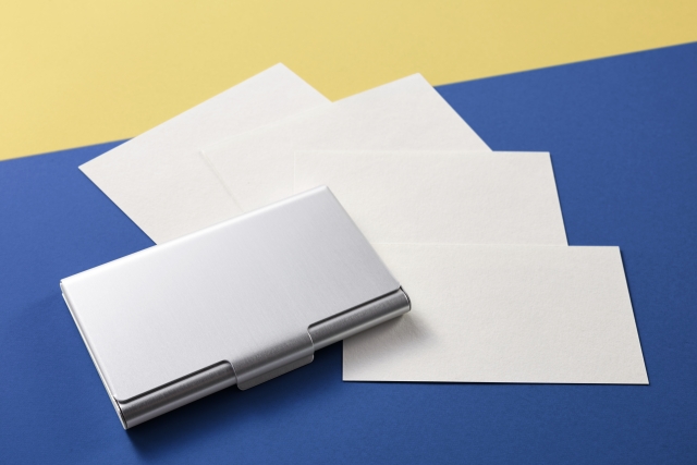 色が与える印象と名刺デザインの心理効果